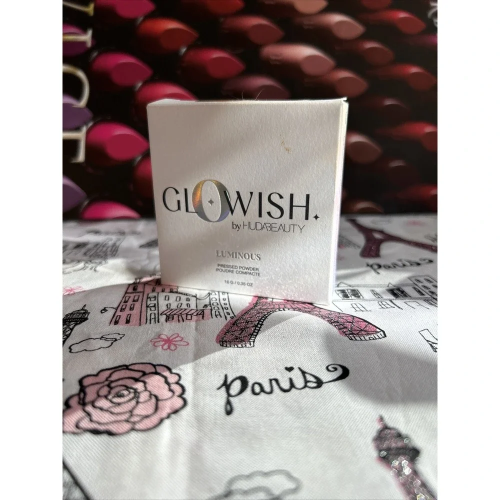GloWish by Huda Beauty Lightweight Blurring‎ Pressed Powder 07 Tan Light